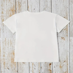 Vista posteriore piatta di una t-shirt bianca a maniche corte in cotone su legno