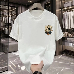 Wit katoenen T-shirt met ronde hals en streetstyle schoppenaas en dobbelstenen print