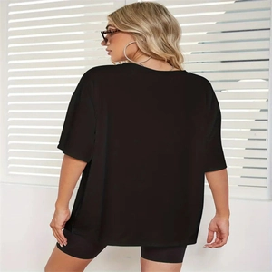 T-shirt nera oversize da donna con girocollo caratterizzata da vestibilità ampia e casual
