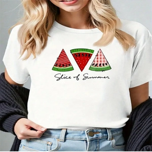 Dettaglio della T-shirt in cotone bianco con stampa anguria Slice of Summer moda