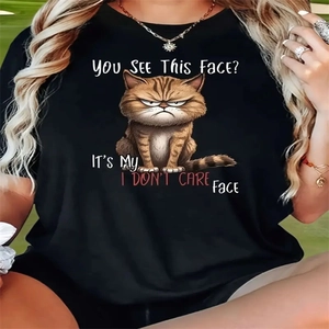 Dettaglio della t-shirt nera in cotone con stampa di gatto arrabbiato e testo divertente