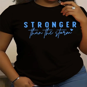 Dettaglio della t-shirt nera in cotone con stampa blu della scritta motivazionale