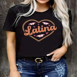 Dettaglio di una t-shirt in cotone nero con stampa Latina a cuore e farfalle rosa