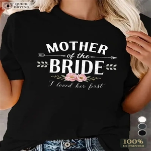 Dettaglio della stampa Mother of the Bride su t-shirt nera con grafica floreale