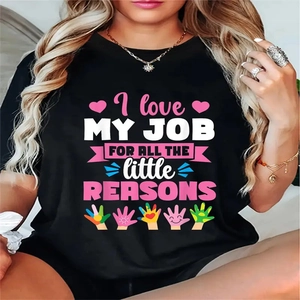 Dettaglio di impronte colorate e slogan dell'insegnante su una t-shirt in cotone nero
