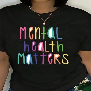 Dettaglio della maglietta nera in cotone con stampa colorata Mental Health Matters