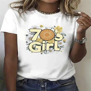 Dettaglio della t-shirt bianca con stampa vintage 70's Girl e decorazione floreale