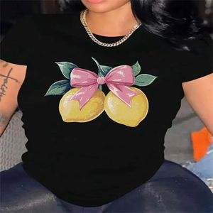 Dettaglio della stampa con limoni e fiocco rosa su t-shirt nera aderente a maniche corte