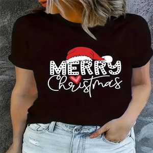 Dettaglio di una t-shirt in cotone nero con grafica festiva Merry Christmas e stampa a cuore