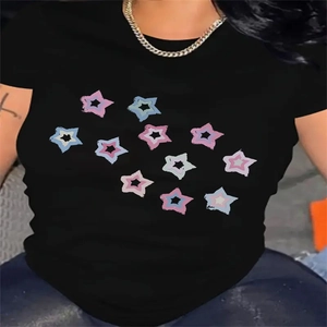 Dettaglio della t-shirt in cotone nero con stampa a stella colorata e catena d'oro