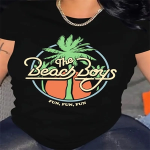 Dettaglio della stampa vintage The Beach Boys con tramonto su una maglietta nera