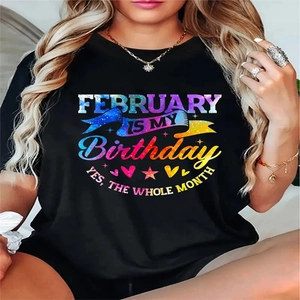 Dettaglio di t-shirt nera con stampa grafica colorata per il compleanno di febbraio