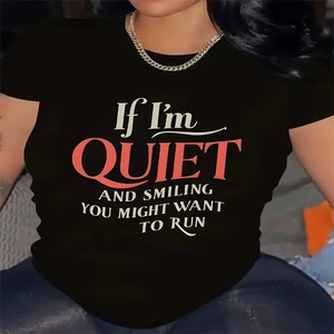 Dettaglio di t-shirt in cotone con stampa 'If I'm QUIET AND SMILING' sul petto
