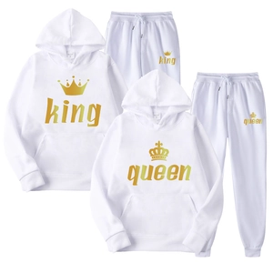 Dettaglio del set felpa bianca con cappuccio e stampe King e Queen dorate
