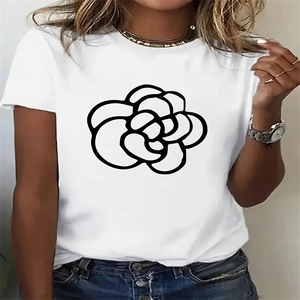 Dettaglio della stampa a camelia su una t-shirt bianca a maniche corte con girocollo