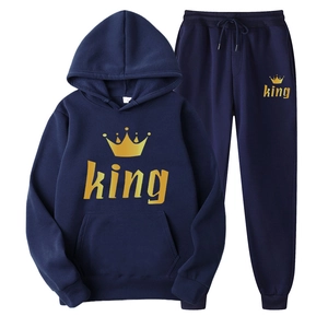 Dettaglio completo di felpa blu navy con corona dorata e scritte king su tessuto