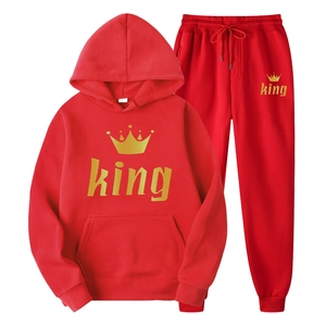 Dettaglio del set felpa rossa con stampa king dorata e corona su tessuto felpato