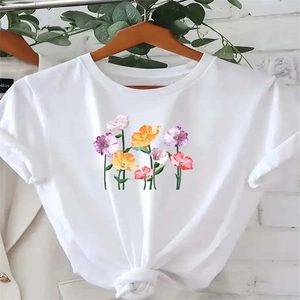 Dettaglio della vivace stampa floreale colorata sul petto di una t-shirt in cotone bianco