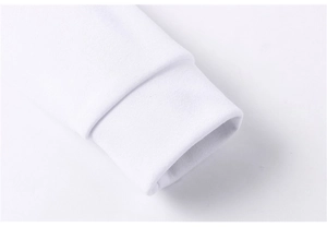 Vue détaillée des poignets côtelés sur un sweat à capuche blanc en mélange de coton doux