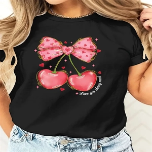 Dettaglio della stampa Love you cherry much e del fiocco rosa sulla t-shirt in cotone