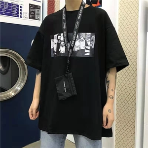Detail van zwart grafisch T-shirt met Naruto-animeprint en functioneel koordtasje