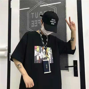 Detailopname van zwart katoenen T-shirt met Naruto-personageprint in een straatstijl