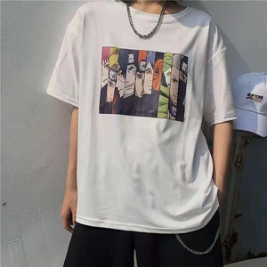 Detail van de Naruto Akatsuki-print op een wit katoenen T-shirt met ronde halslijn