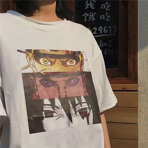 Detail van anime-oogprints op een wit katoenen T-shirt met korte mouwen en ronde hals
