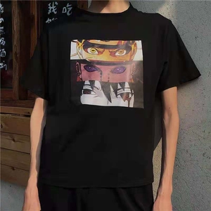 Detail van de Naruto-oogafbeelding op een zwart katoenen T-shirt met een ronde halslijn