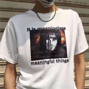Detailopname van wit katoenen T-shirt met Itachi anime print en streetstyle details