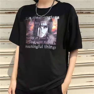Detailopname van zwart katoenen T-shirt met anime-print en witte typografische tekst