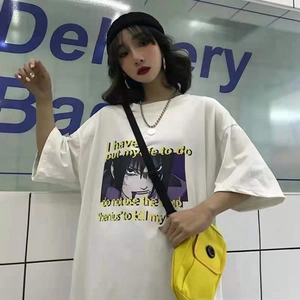 Detail van de anime grafische print op wit oversized katoenen T-shirt met korte mouwen
