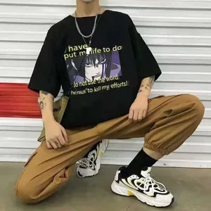 Detail van een los zwart grafisch T-shirt met anime-print en streetwear-stijl