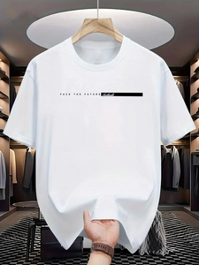 Detail van de witte katoenen T-shirt stoftextuur en hoogwaardige bedrukte belettering
