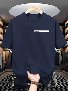 Detailopname van marineblauw katoenen T-shirt met witte Face The Future opdruk