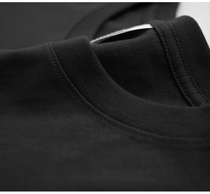 Makroaufnahme des gerippten Rundhalsausschnitts eines schweren Oversized-Gym-Shirts in Schwarz