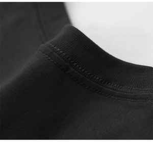 Detaillierte Makroansicht des verstärkten Rippbündchen am schwarzen Baumwoll T-Shirt