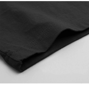 Detailansicht der Doppelnaht am Saum eines schwarzen schweren Fitness-T-Shirts aus Baumwolle