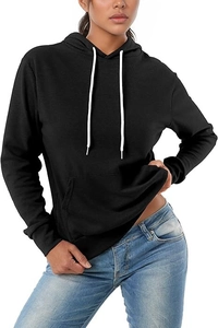 Détail du sweat à capuche noir avec cordons blancs et poche kangourou sur jean bleu