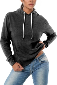 Détail du tissu chiné gris anthracite doux d'un sweat à capuche avec cordons blancs