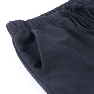 Gros plan sur un short en coton noir avec taille élastique et cordon de serrage ajustable