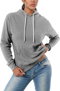 Détail d'un sweat à capuche gris avec cordons blancs et une poche kangourou classique