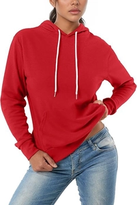 Détail d'un sweat à capuche rouge avec cordon blanc et une grande poche kangourou