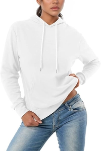 Détail d'un sweat à capuche blanc avec cordon et une grande poche kangourou frontale