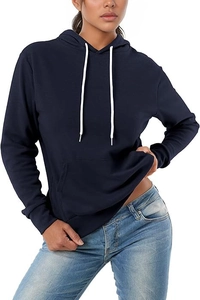 Détail du sweat à capuche bleu marine avec cordons blancs et poche kangourou spacieuse