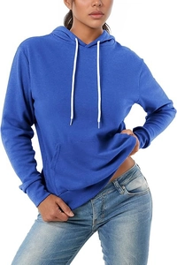 Détail d'un sweat à capuche bleu roi avec cordons blancs et poche kangourou