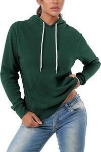 Détail du sweat à capuche vert forêt pour femmes avec cordons blancs et poche kangourou