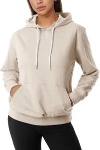 Détail d'un sweat à capuche beige clair avec cordons blancs et poche kangourou