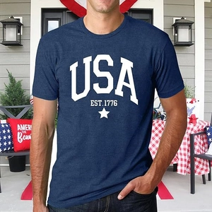 Détail du t-shirt bleu marine USA 1776 sur un mannequin dans un décor de véranda