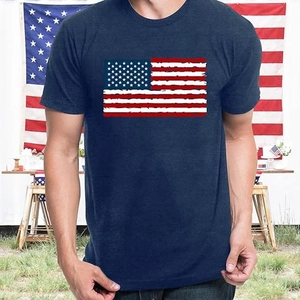 Vue rapprochée du coton bleu marine avec imprimé drapeau américain rétro sur t-shirt homme